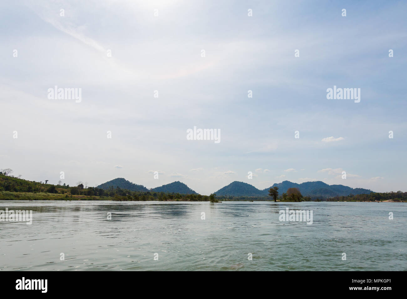 Irawaddy rari delfini in barca dalla spiaggia Khongyai su Don Khone isola nel sud Laos. Paesaggio scattate da barca su quattro migliaia di isole sul Mekhong Foto Stock