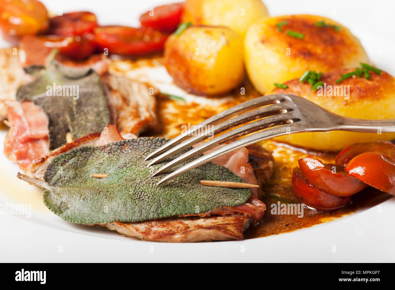 Ala saltimbocca alla romana scaloppe con salvia Foto Stock