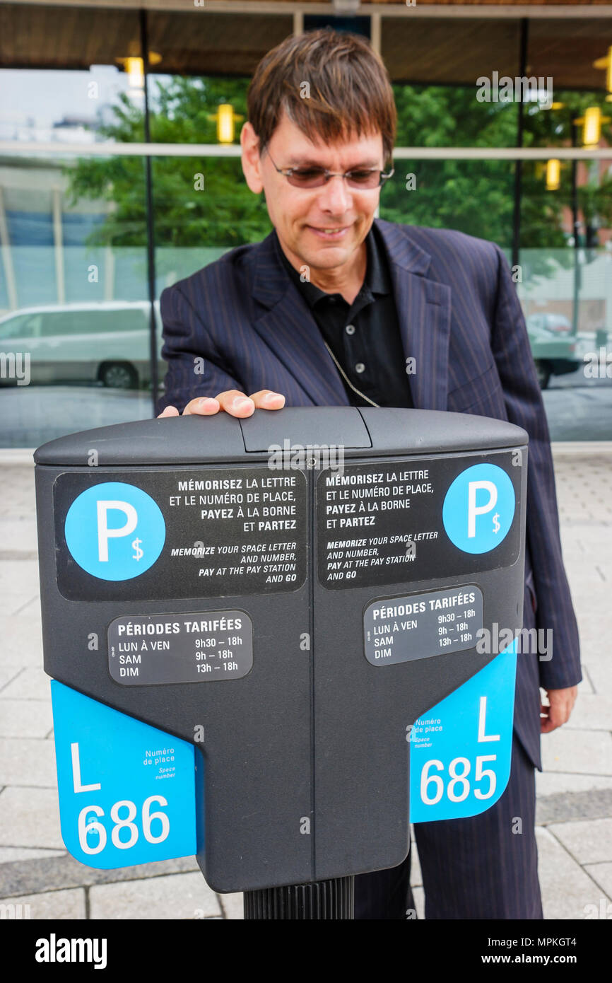 Montreal Canada,Quebec Province,parchimetro,stazione di pagamento,MAN controlla i prezzi,Canada070705053 Foto Stock
