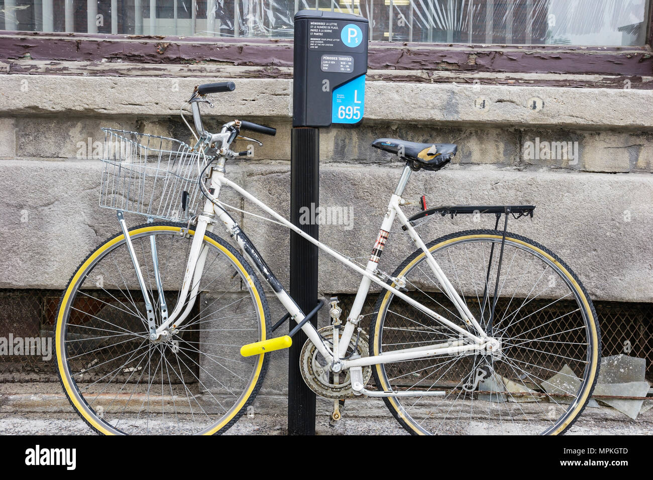 Montreal Canada, Quebec Province, parchimetro, stazione a pagamento, bicicletta, bicicletta, equitazione, ciclismo, ciclista, bicicletta bloccata, Canada0705054 Foto Stock