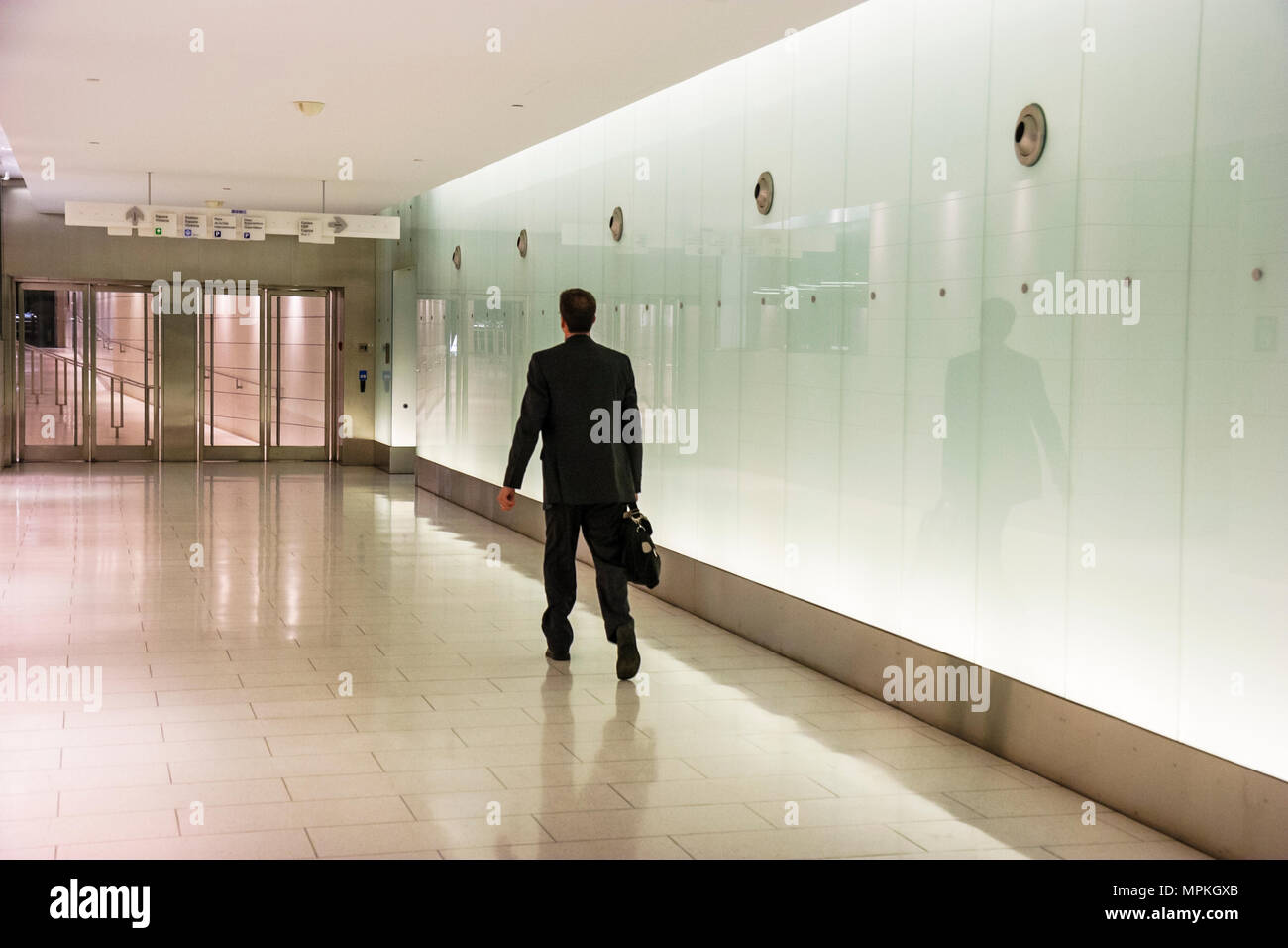 Montreal Canada, Quebec Province, RESO Underground City, tunnel Complex World's largest, collega 60 edifici, skyline della città, uomo uomo maschio, menal, a piedi, CAN Foto Stock