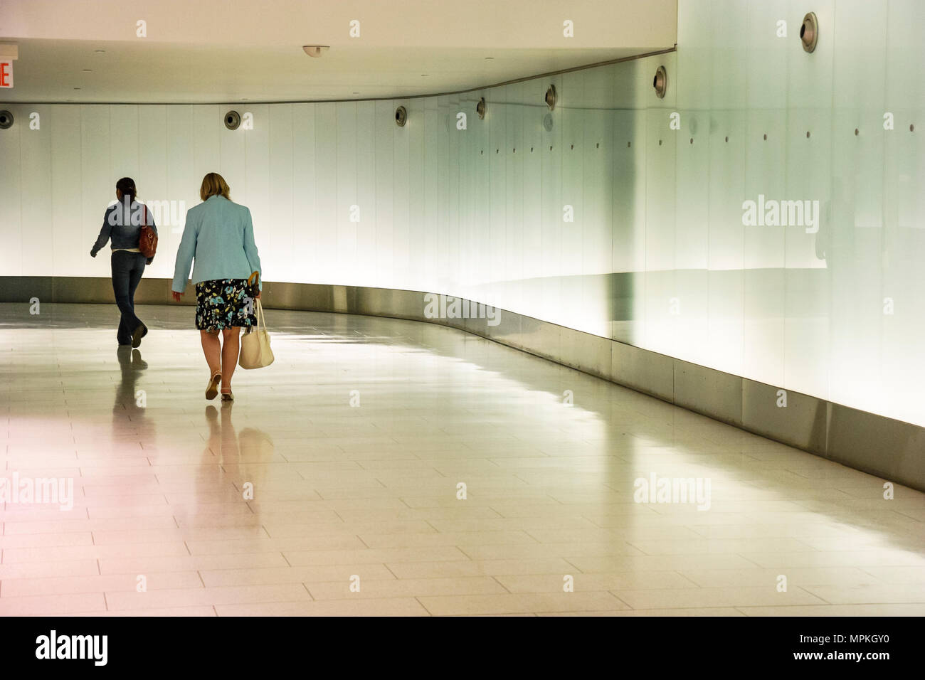 Montreal Canada, Quebec Province, RESO Underground City, tunnel Complex il più grande del mondo, collega 60 edifici, skyline della città, donne a piedi, Canada070705067 Foto Stock