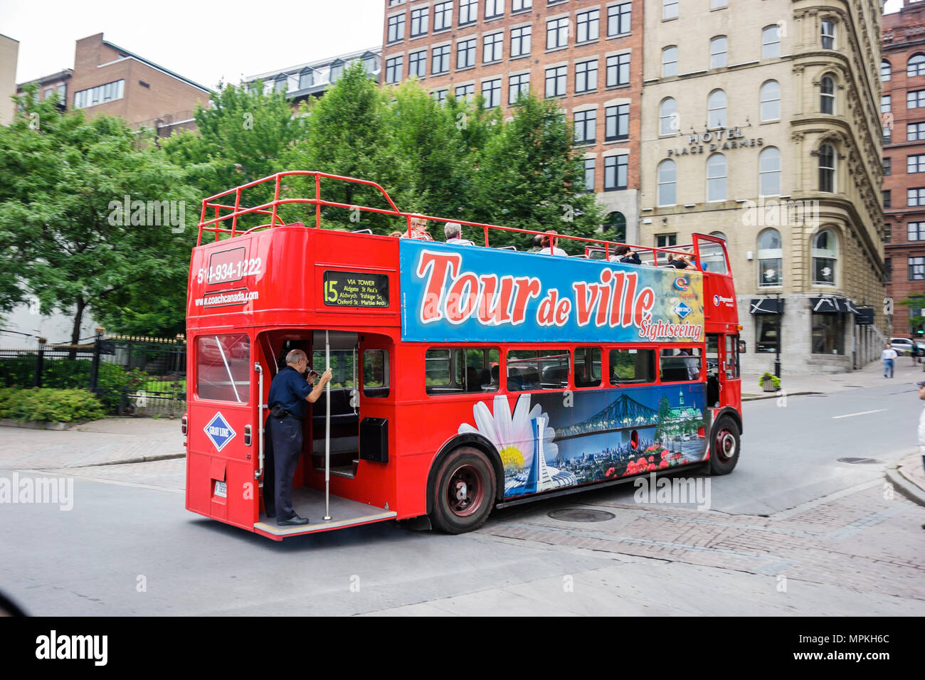 Montreal Canada, Quebec Province, rue Saint Jacques, Red Double Decker, autobus turistico, pullman, visitatori viaggio viaggio turistico turismo terra punto di riferimento Foto Stock