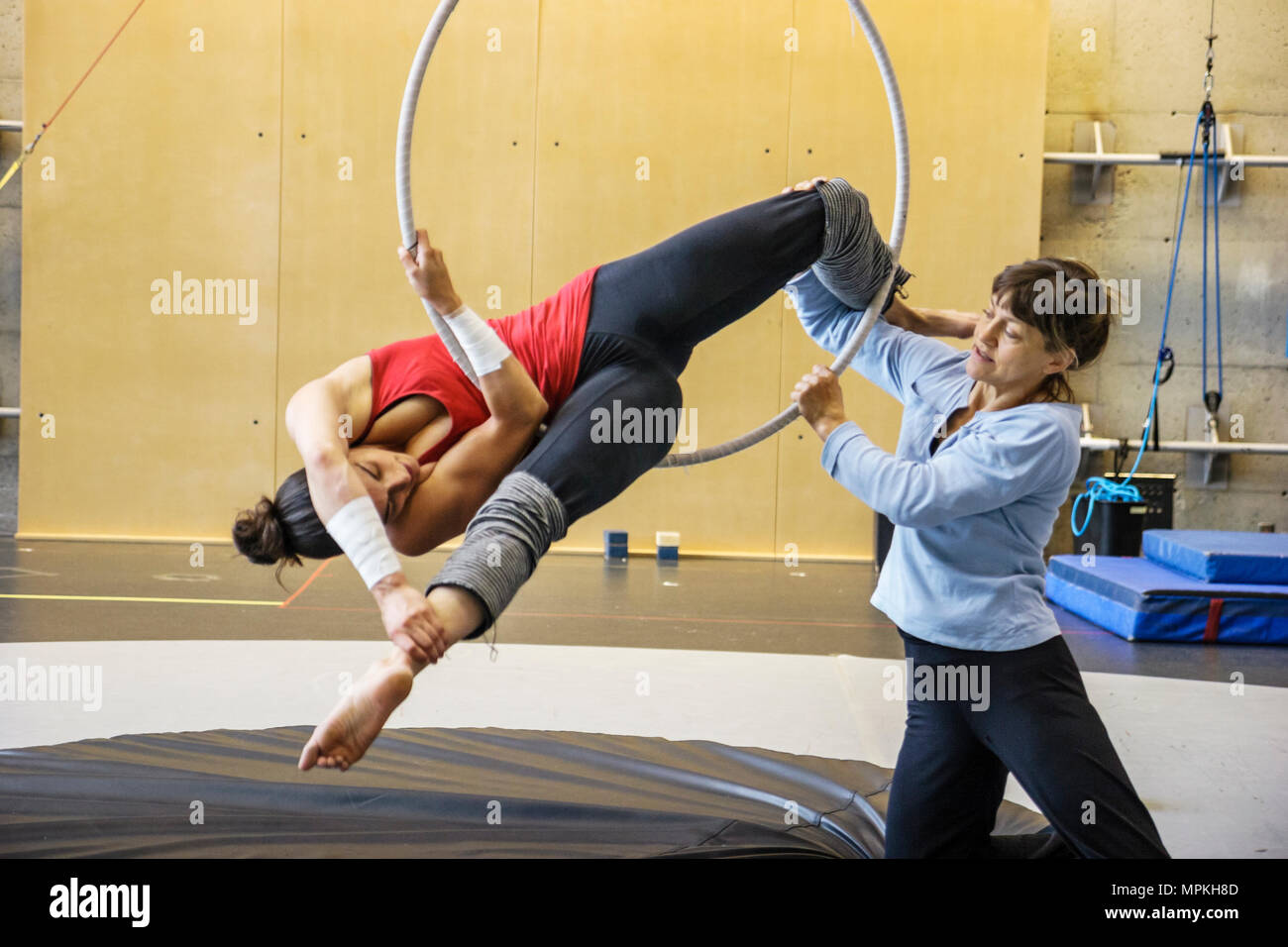 Montreal Canada,Quebec Province,National Circus School,campus,ginnastica,ginnastica,pratica,prove,abilità acrobatiche,allievo studentesco Foto Stock