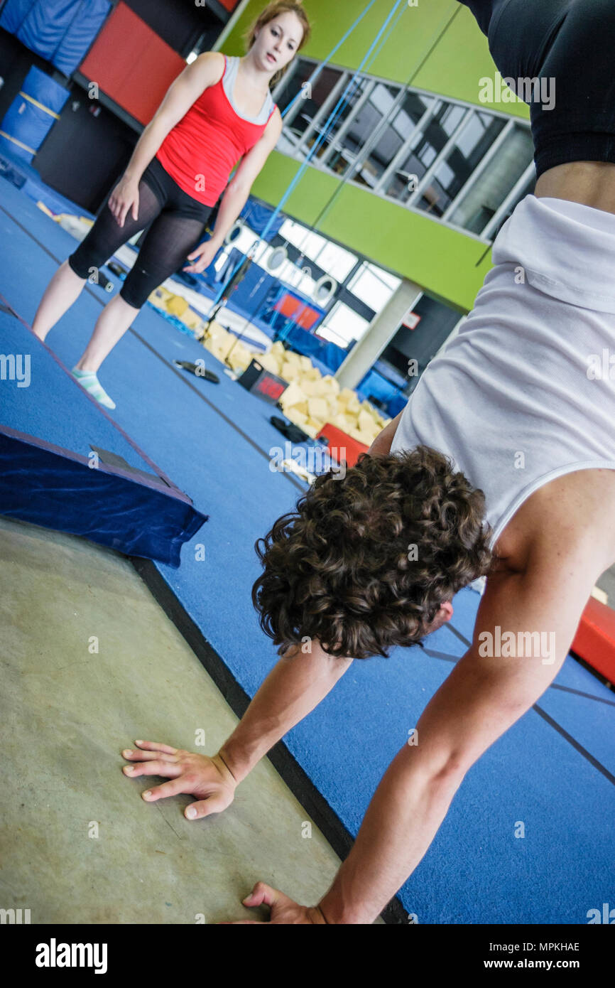 Montreal Canada,Quebec Province,National Circus School,campus,ginnastica,ginnastica,pratica,prove,abilità acrobatiche,allievo studentesco Foto Stock