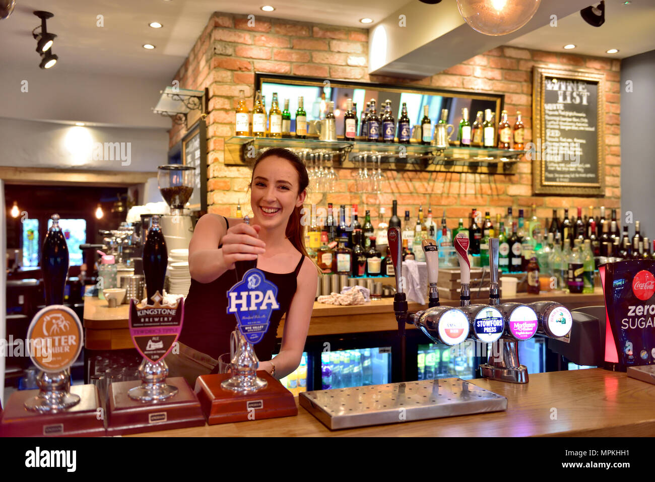 La cameriera che serve birra all'interno del Anchor Inn, St Mary St, Tintern, Chepstow, Wales, Regno Unito Foto Stock