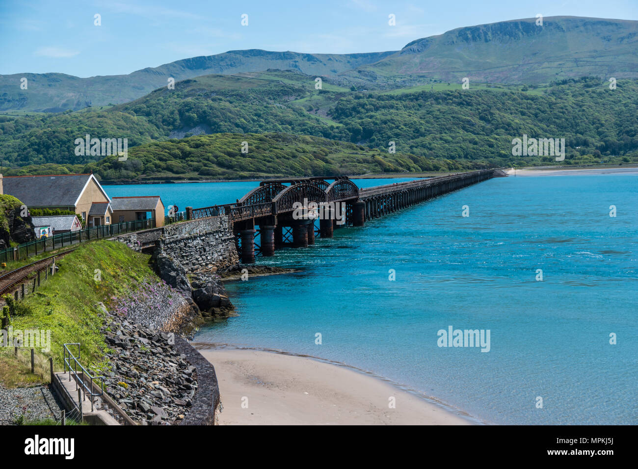 Il ponte ferroviario al di sopra del Mawddach estuary ar Barmouth Gwynedd North Wales UK. Foto Stock