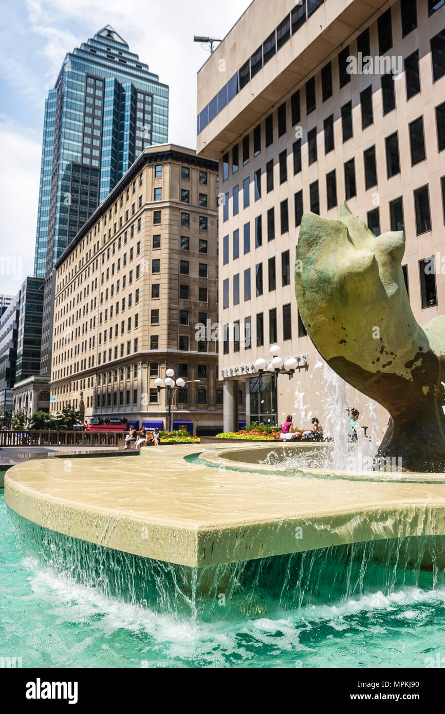 Montreal Canada, Quebec Province, Avenue McGill College, scuola, campus, Place Ville Marie, scultura, fontana, edifici per uffici, skyline della città, parco urbano, Cana Foto Stock