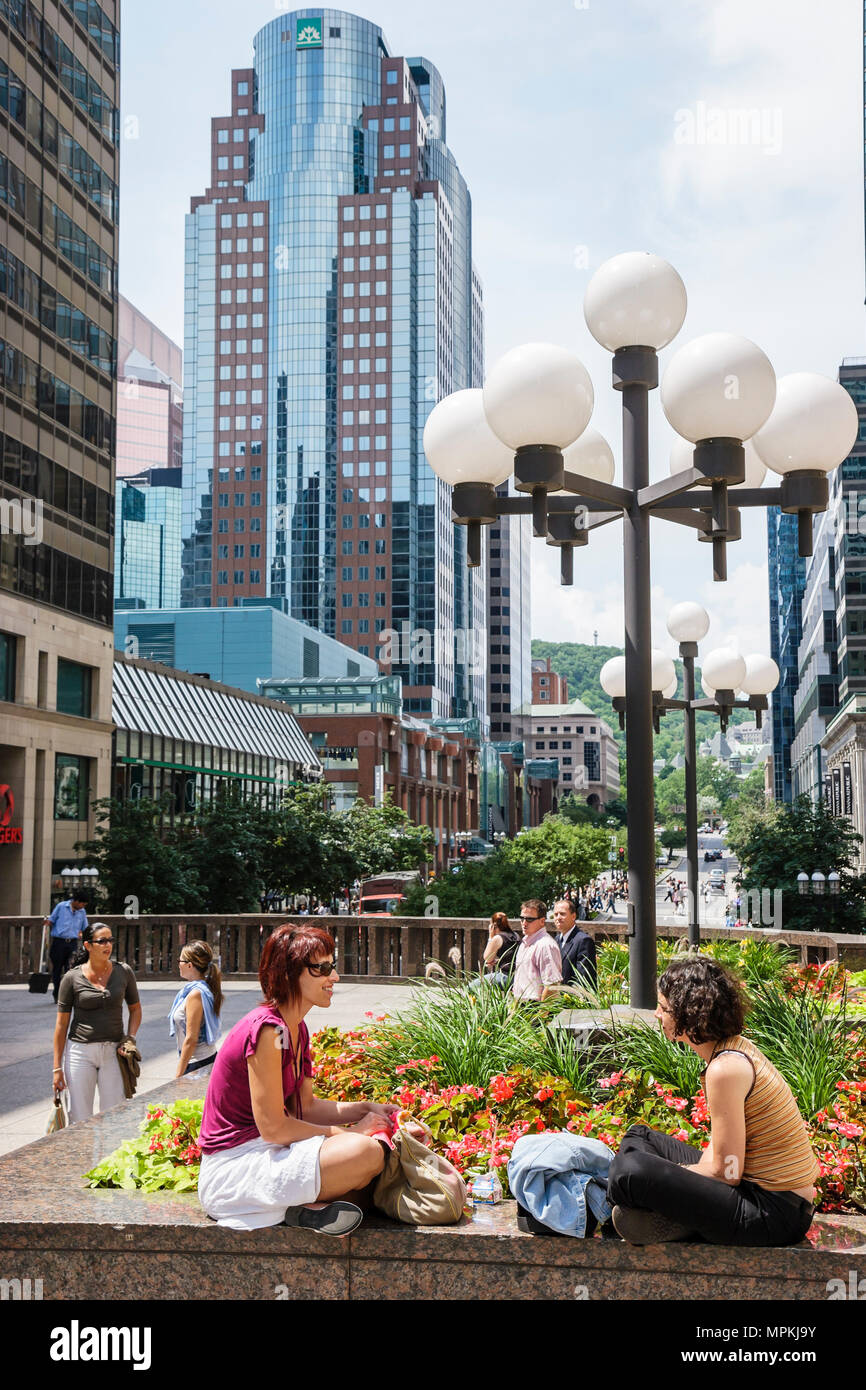 Montreal Canada, Quebec Province, Avenue McGill College, scuola, campus, Place Ville Marie, donne, pranzo, parco urbano, edifici di uffici, skyline della città, Canada0 Foto Stock