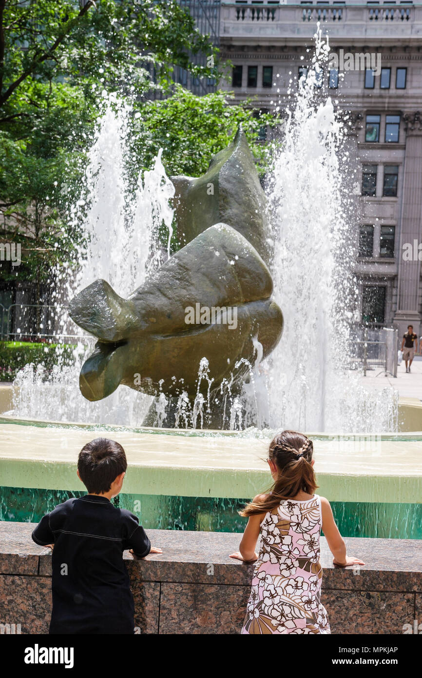 Montreal Canada,Quebec Province,Avenue McGill College,scuola,campus,Place Ville Marie,ragazzo ragazzi ragazza maschio,ragazze femmina bambini scultura,fontana Foto Stock