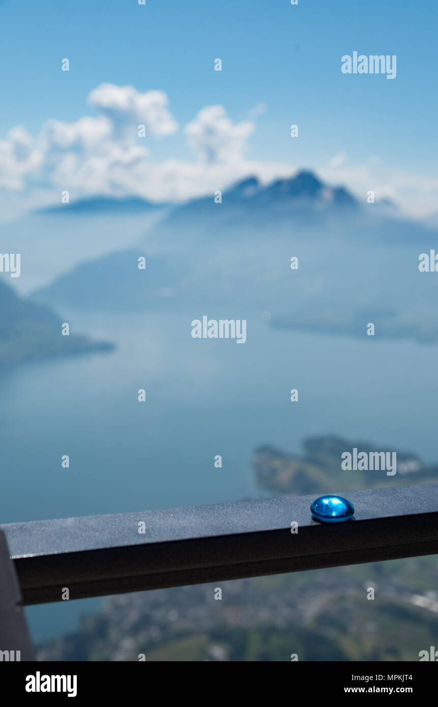 Vista del Monte Pilatus, Mt Burgenstock e weggis dal Monte Rigi in Svizzera vicino a Lucerna. Blue pebble a fuoco in primo piano Foto Stock