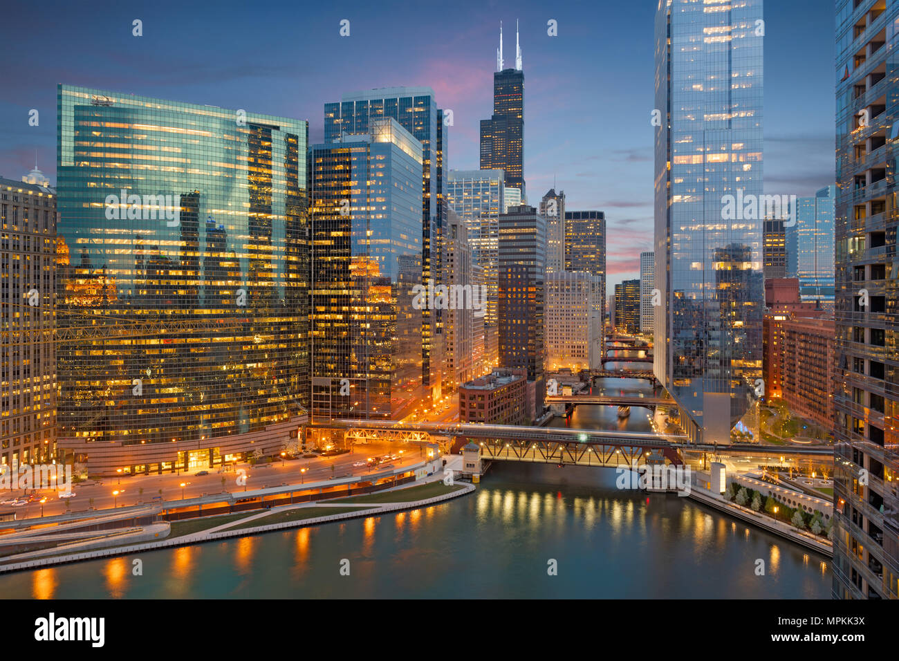 Chicago, Illinois, Stati Uniti d'America cityscape sul fiume al crepuscolo. Foto Stock