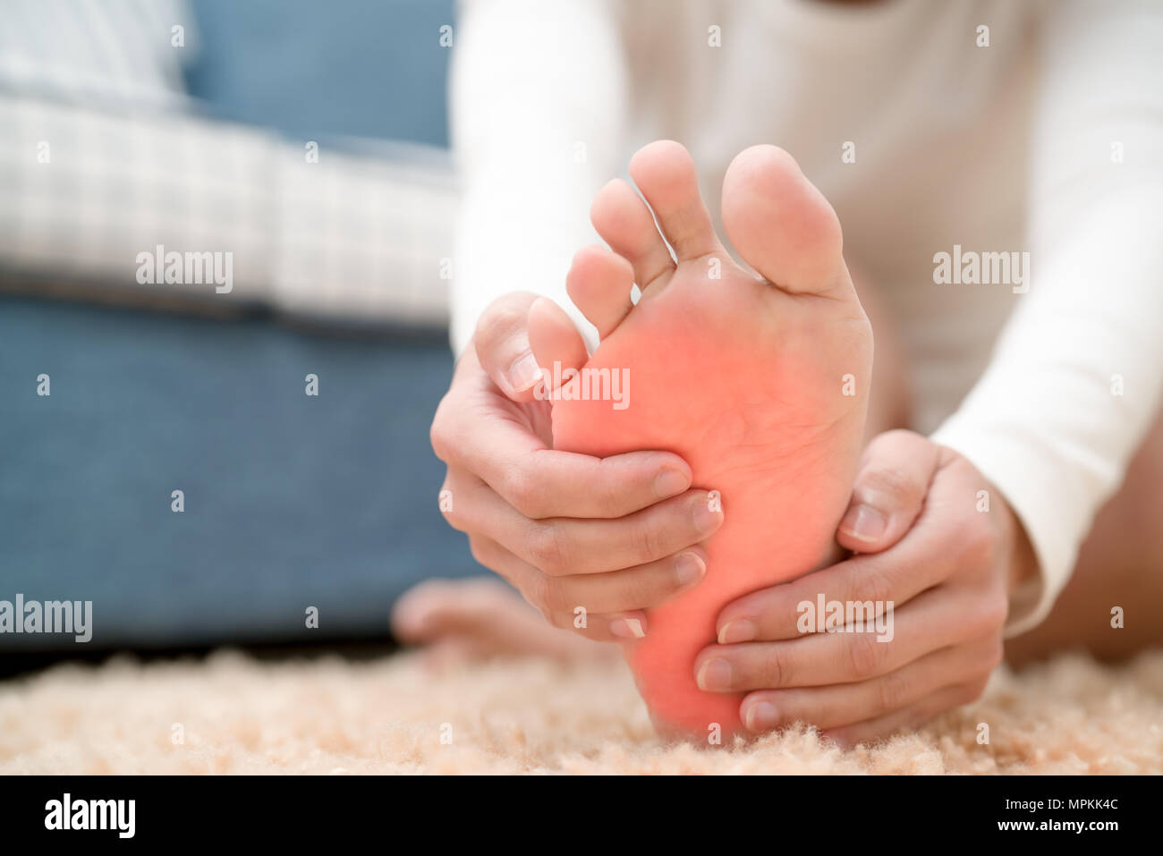 Piede lesioni della caviglia dolore donne toccare il suo piede doloroso, la sanità e la medicina concept Foto Stock