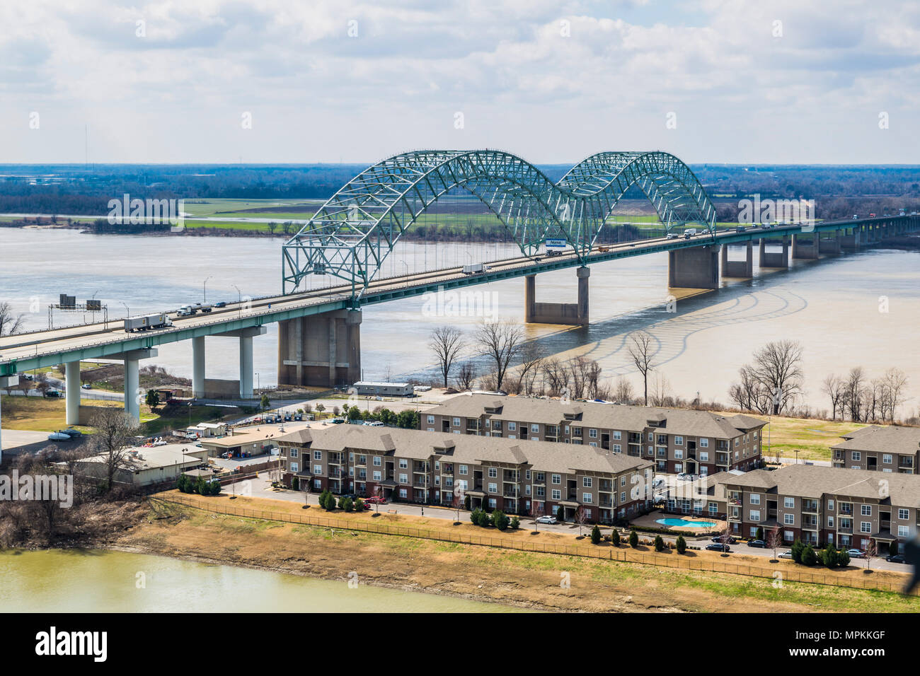 Hernando de Soto ponte ad arco legato sul fiume Mississippi a Memphis, Tennessee Foto Stock