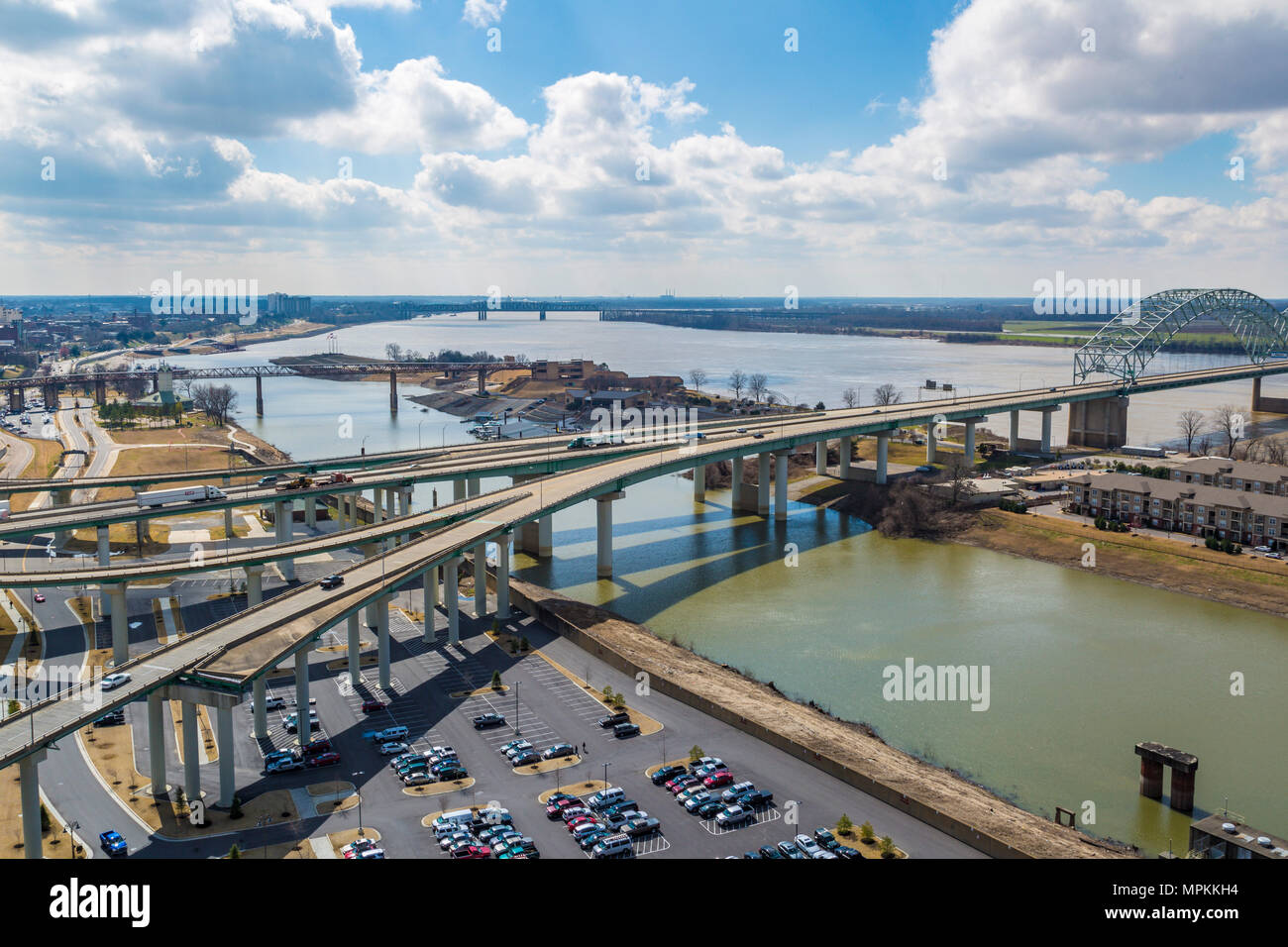 Hernando de Soto ponte ad arco legato sul fiume Mississippi a Memphis, Tennessee Foto Stock
