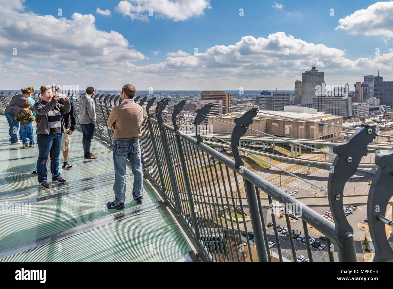 Bass Pro Shops i visitatori posano per scattare foto sulla piattaforma di osservazione vicino alla cima dell'edificio piramidale di Memphis, Tennessee Foto Stock