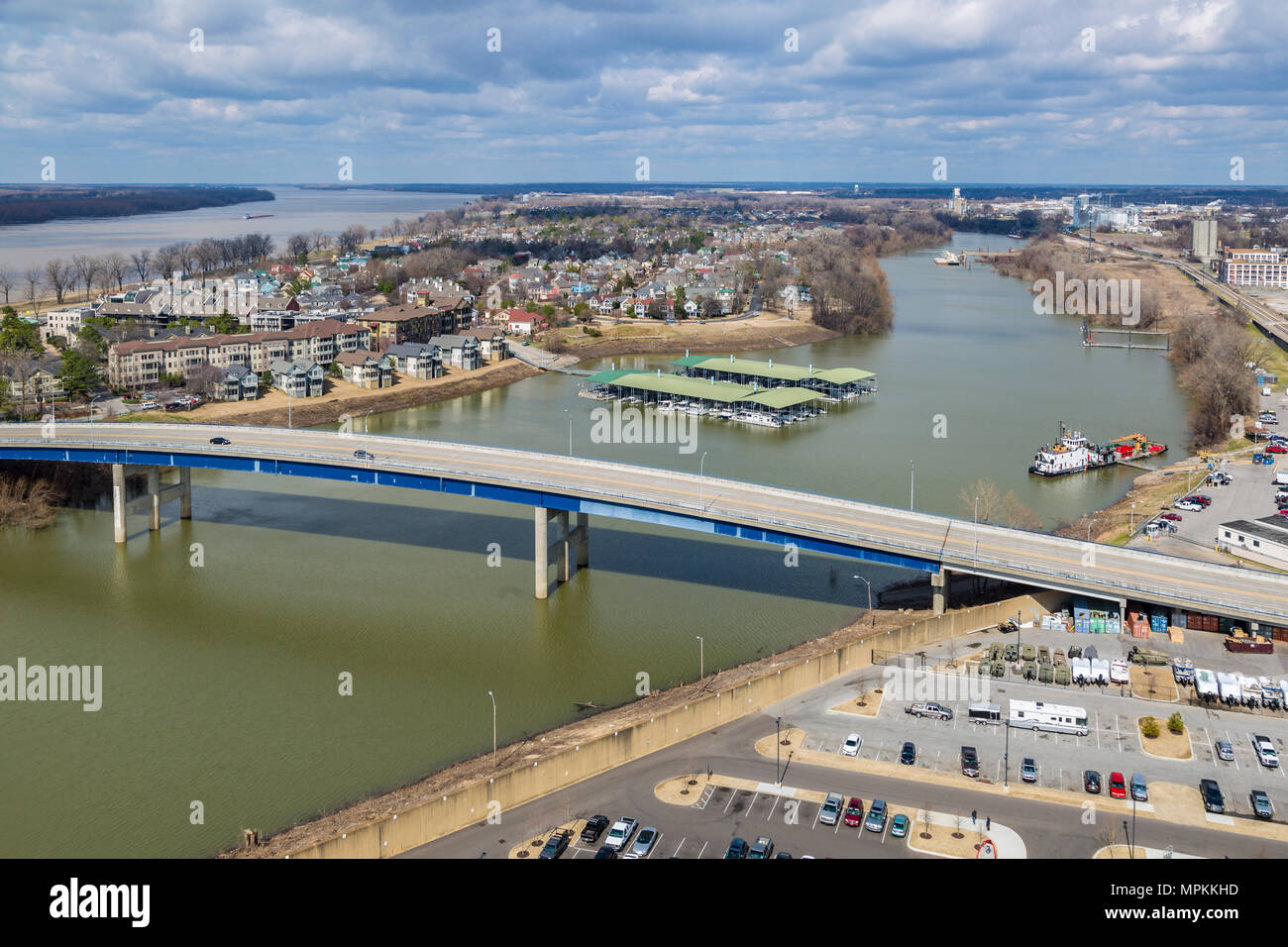 Vista aerea dell'area residenziale di Harbour Town a Mud Island e di un porticciolo coperto a Wolf River Harbor a Memphis, Tennessee Foto Stock