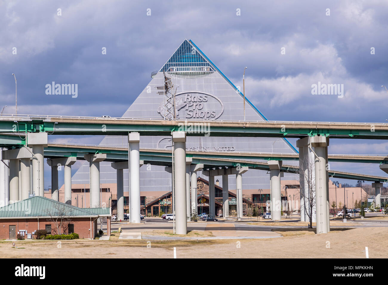 I ponti dell'Interstate si trovano di fronte ai Bass Pro Shops e all'edificio piramidale Ducks Unlimited di Memphis, Tennessee Foto Stock