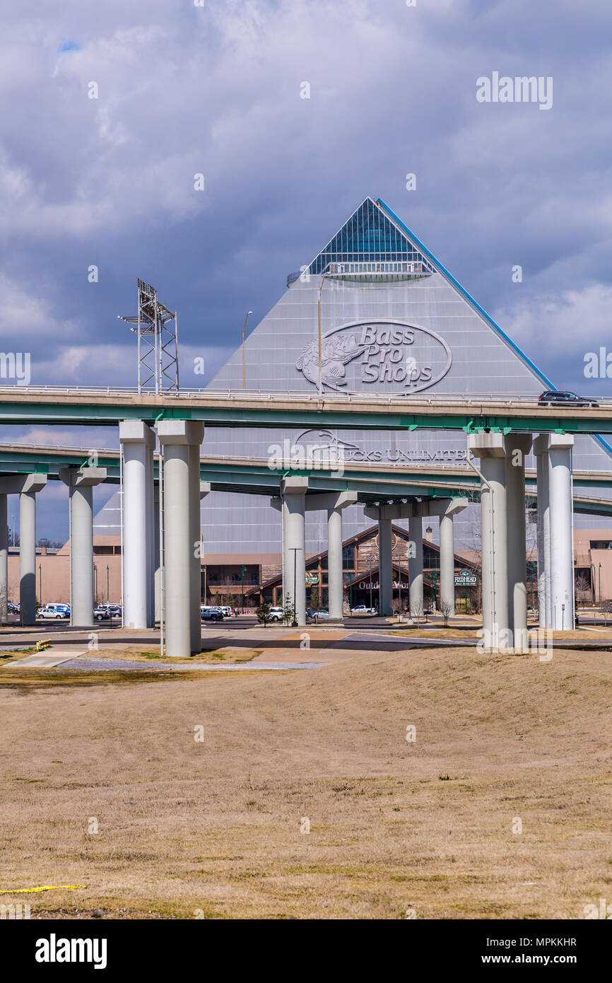 I ponti dell'Interstate si trovano di fronte ai Bass Pro Shops e all'edificio piramidale Ducks Unlimited di Memphis, Tennessee Foto Stock