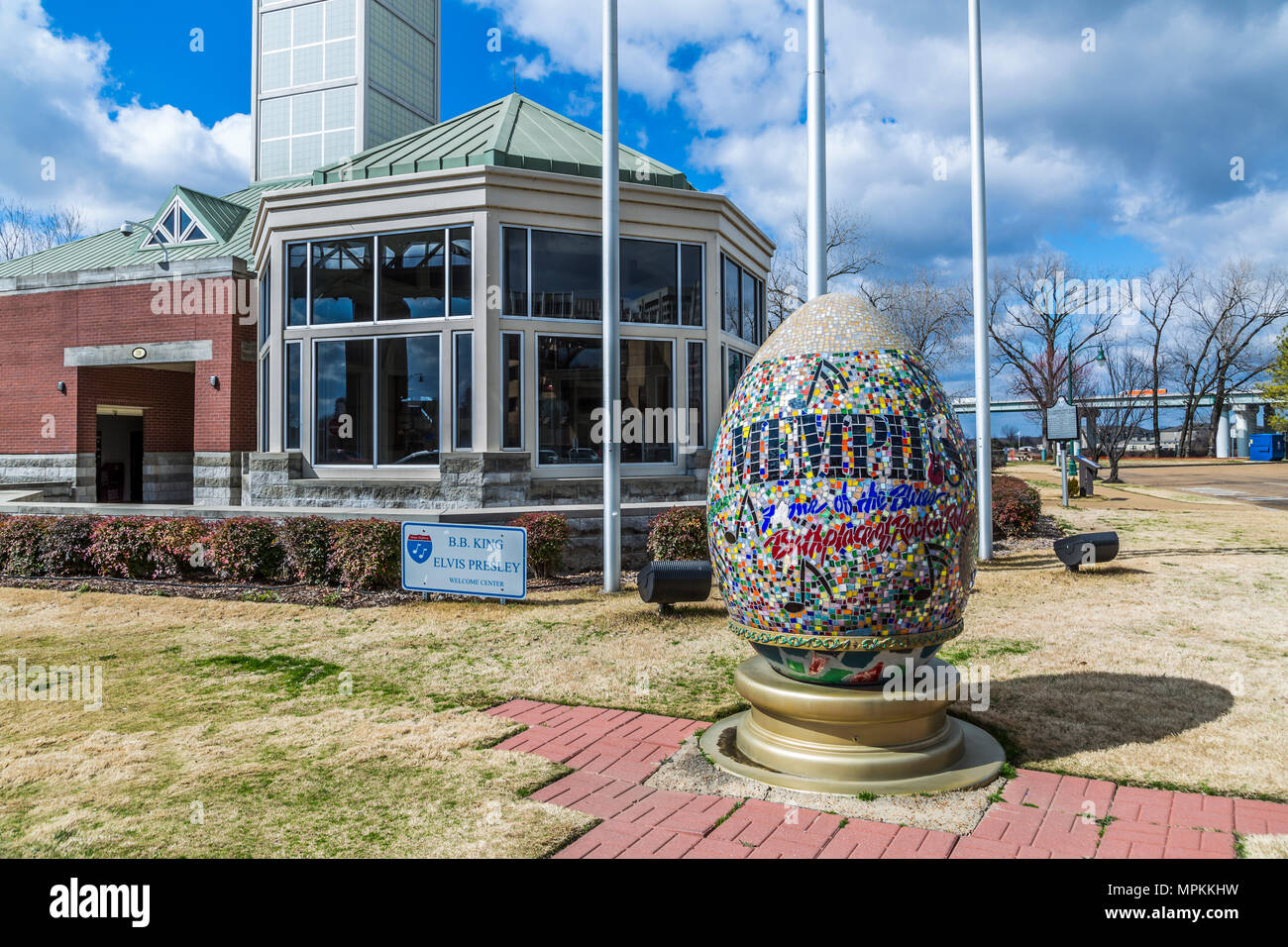 Memphis Egg mosaico di fronte alla i-40 B.B. King and Elvis Presley Welcome Center nel centro di Memphis, Tennessee Foto Stock