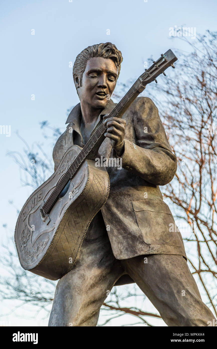 Statua di Elvis Presley presso l'Elvis Presley Plaza a Memphis, Tennessee, USA Foto Stock