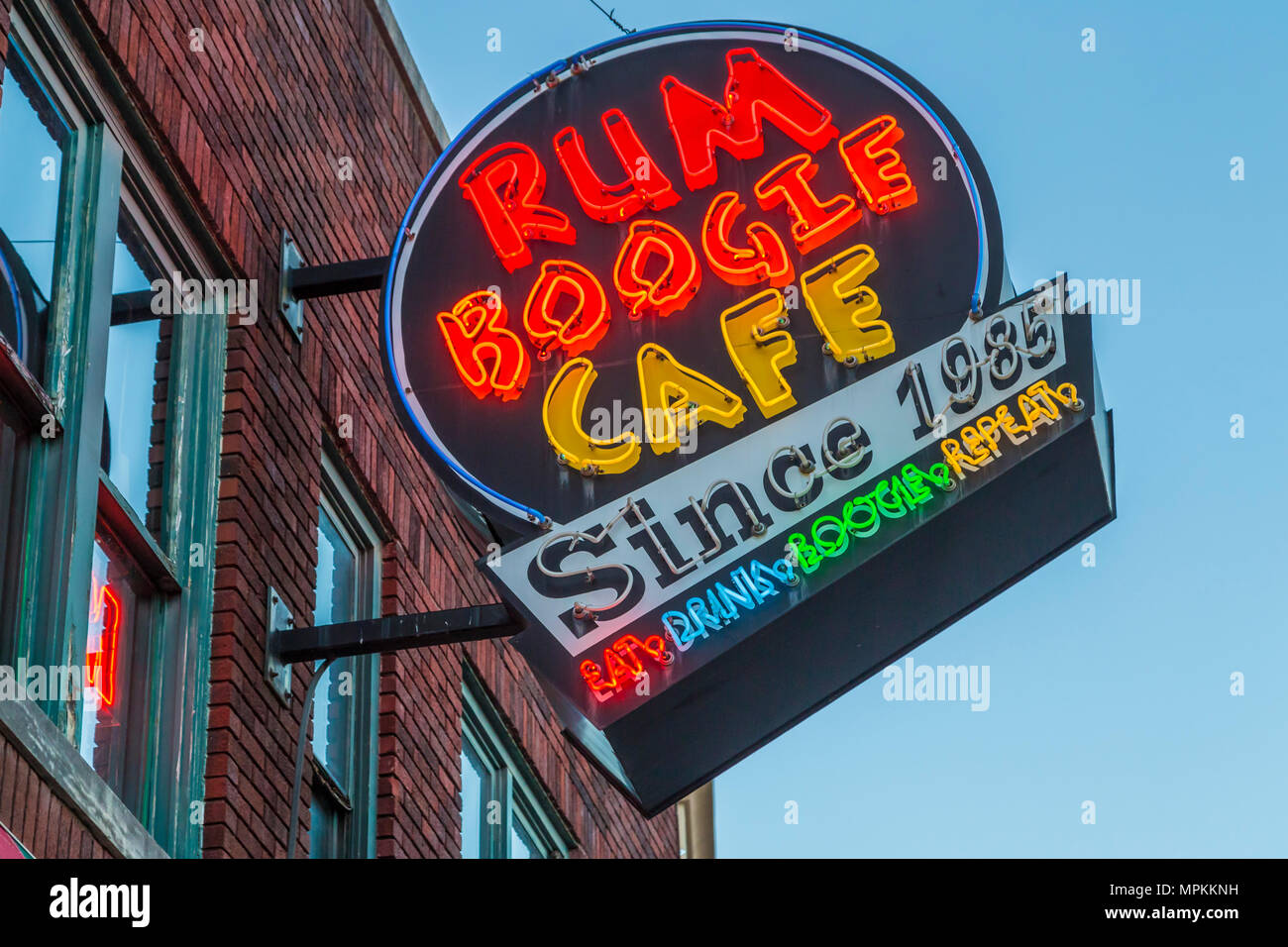Cartello al neon sopra il Rum Boogie Cafe sulla storica Beale Street, conosciuta come la casa dei Blues a Memphis, Tennessee, USA Foto Stock