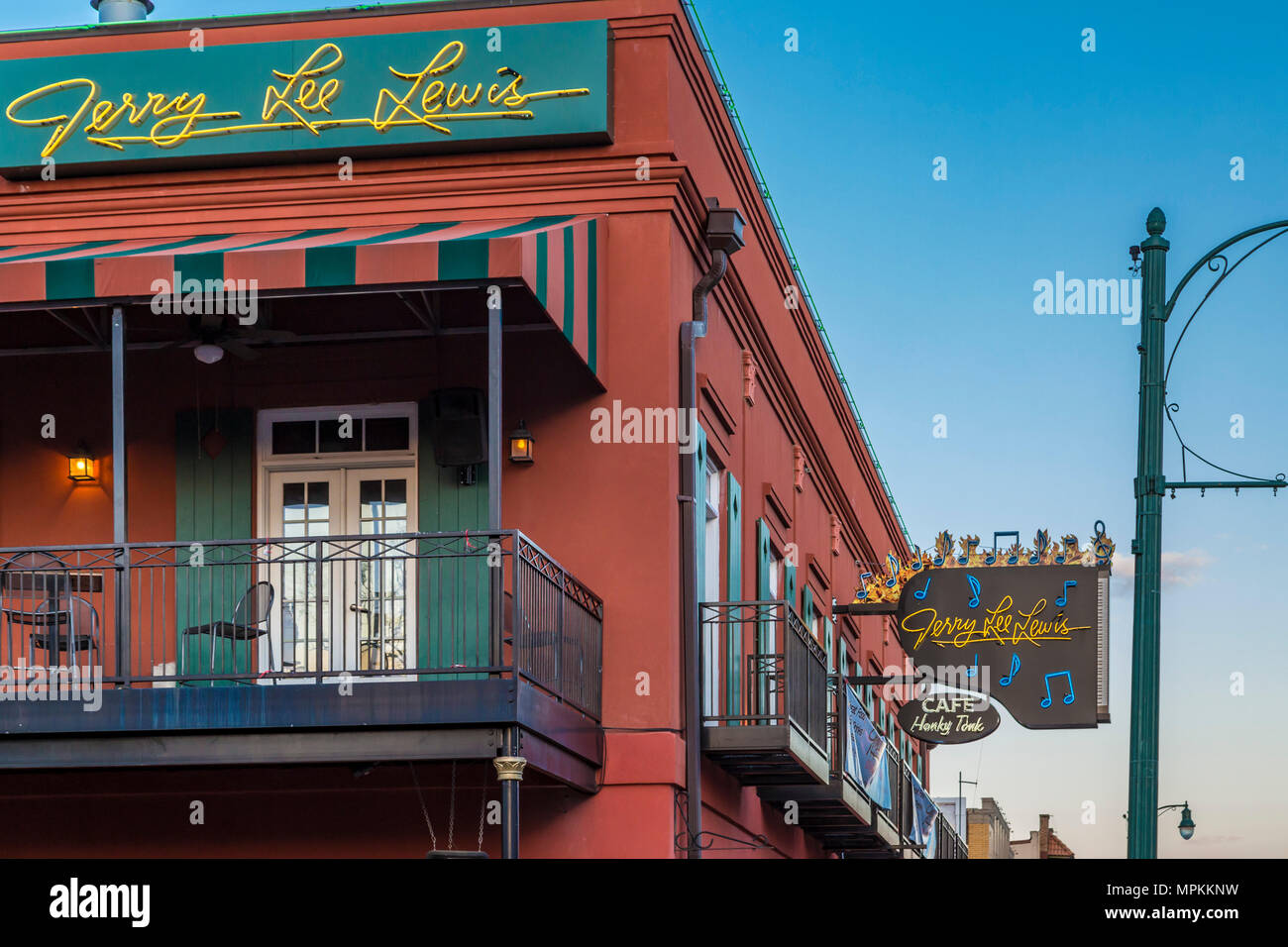 Cartello al neon sopra il Jerry Lee Lewis Cafe e Honky Tonk sulla storica Beale Street, conosciuta come la casa dei Blues a Memphis, Tennessee, USA Foto Stock
