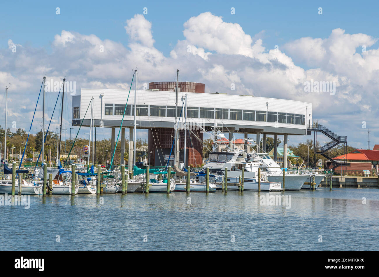 Architettura unica cantilevata di ristoranti lungo la costa del Golfo del Mississippi a Long Beach, Mississippi Foto Stock