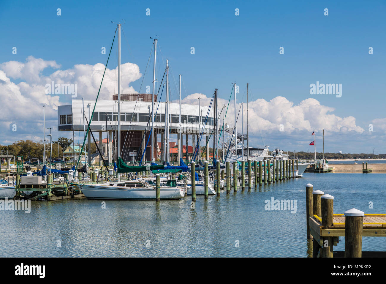 Architettura unica cantilevata di ristoranti lungo la costa del Golfo del Mississippi a Long Beach, Mississippi Foto Stock