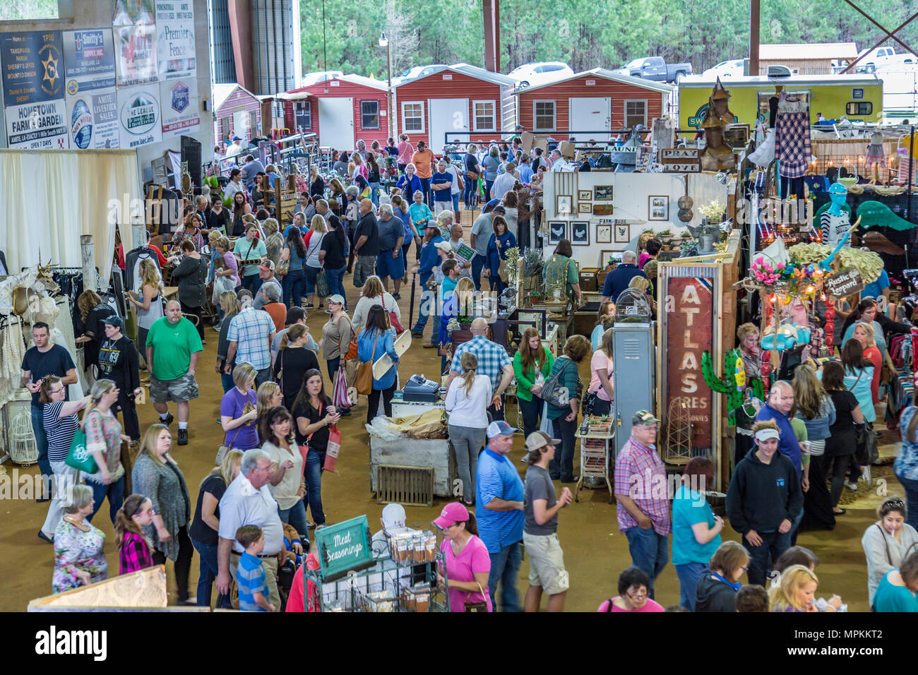 Folle di persone alla fiera dell'artigianato in Louisiana Foto Stock
