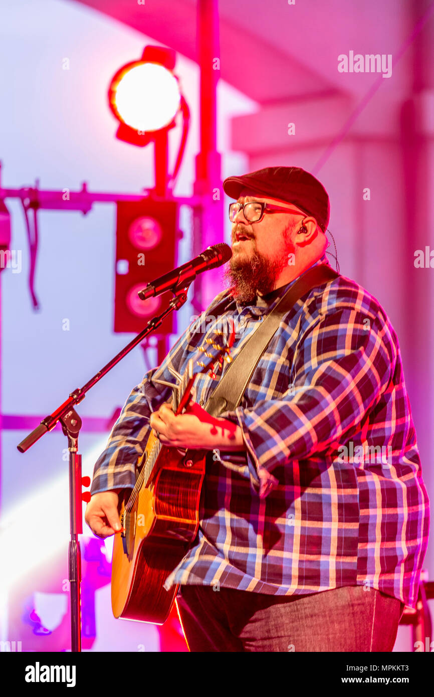 Il cantante cristiano Big Daddy Weave sul palco durante il concerto al Jones Park di Gulfport, Mississippi Foto Stock