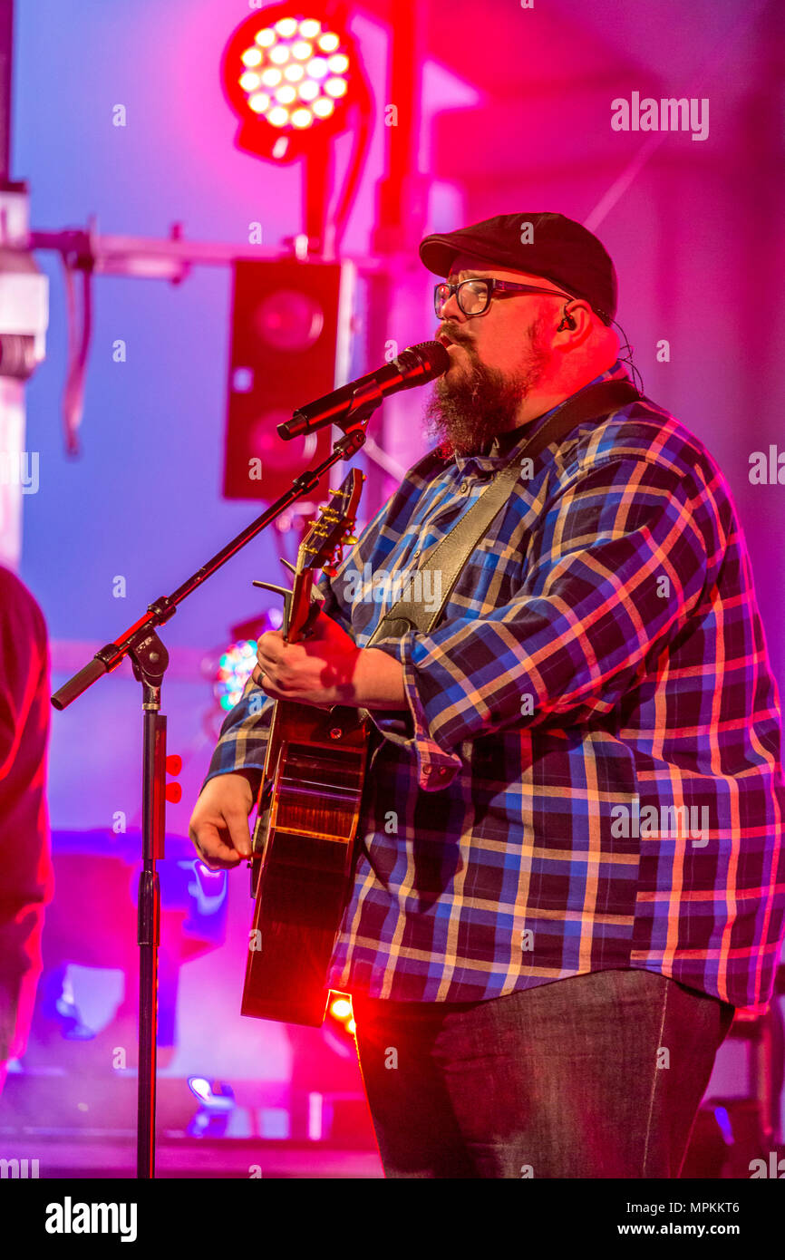 Il cantante cristiano Big Daddy Weave sul palco durante il concerto al Jones Park di Gulfport, Mississippi Foto Stock