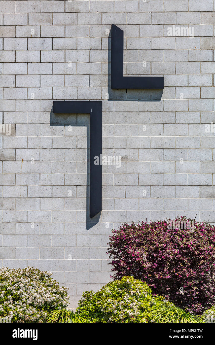 Facciata anteriore della chiesa di Crosspoint a Gulfport, MS, con croce cristiana Foto Stock