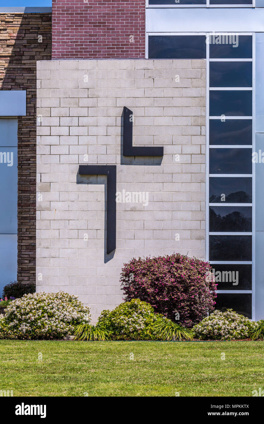 Facciata anteriore della chiesa di Crosspoint a Gulfport, MS, con croce cristiana Foto Stock
