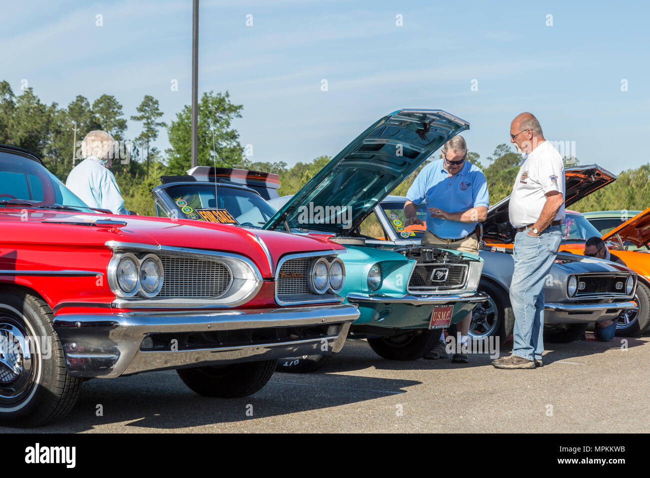 La mostra di auto classiche aiuta a raccogliere denaro per le missioni alla Crosspoint Church a Gulfport, Mississippi, USA Foto Stock