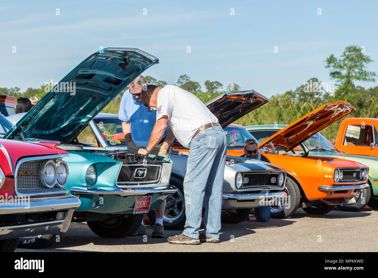 La mostra di auto classiche aiuta a raccogliere denaro per le missioni alla Crosspoint Church a Gulfport, Mississippi, USA Foto Stock