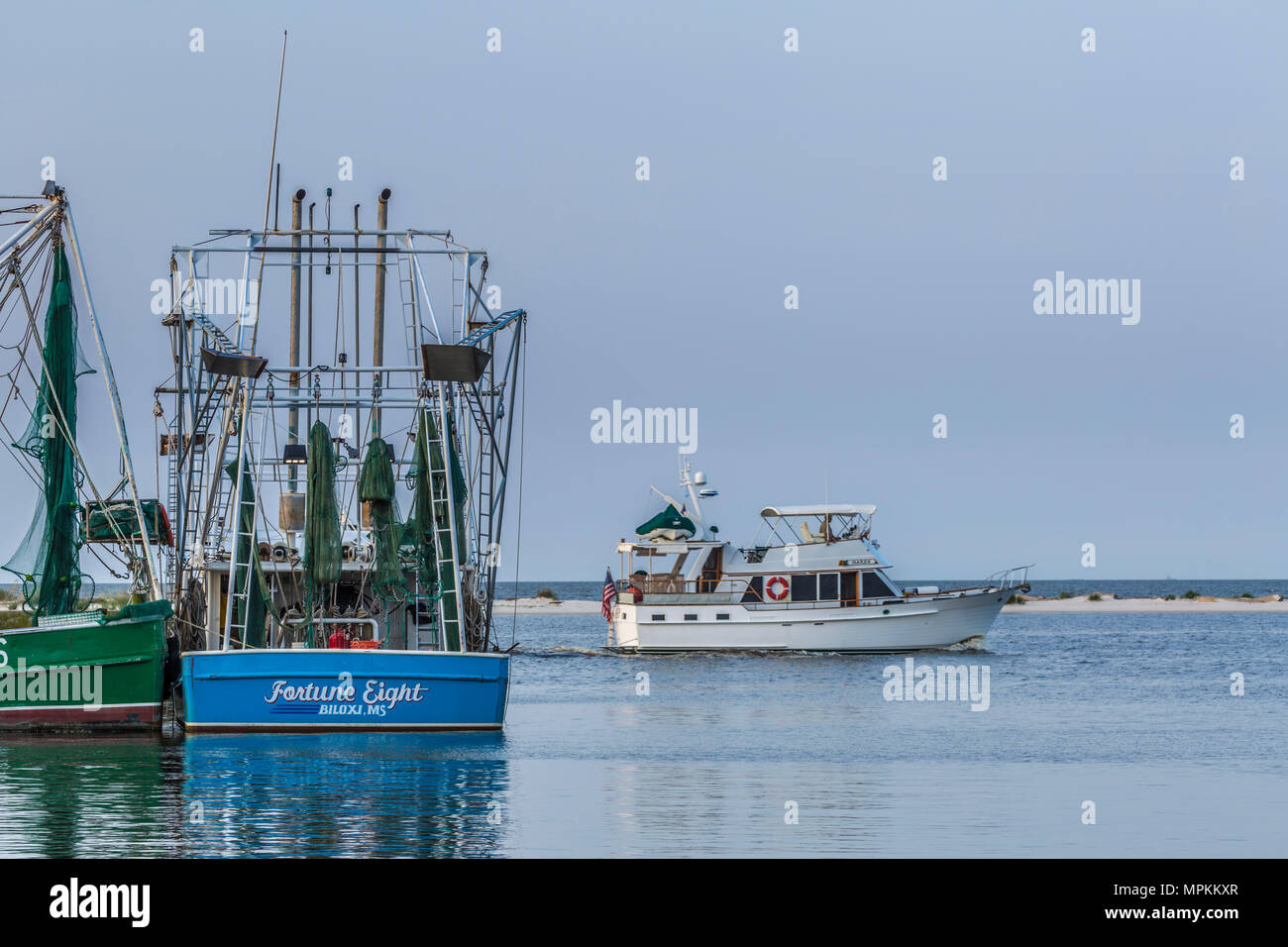 Barche commerciali di gamberi ormeggiate vicino alla spiaggia a Biloxi, Mississippi, Stati Uniti Foto Stock