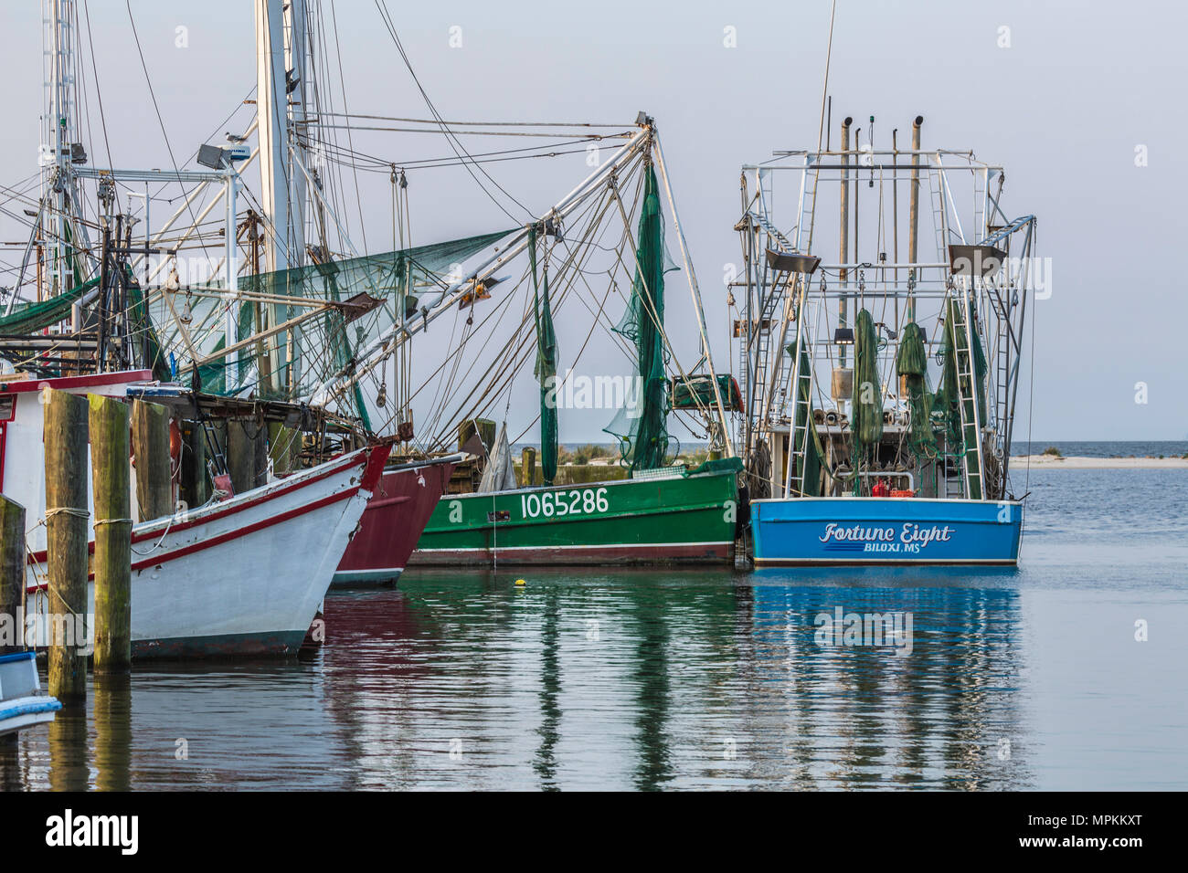 Barche commerciali di gamberi ormeggiate vicino alla spiaggia a Biloxi, Mississippi, Stati Uniti Foto Stock