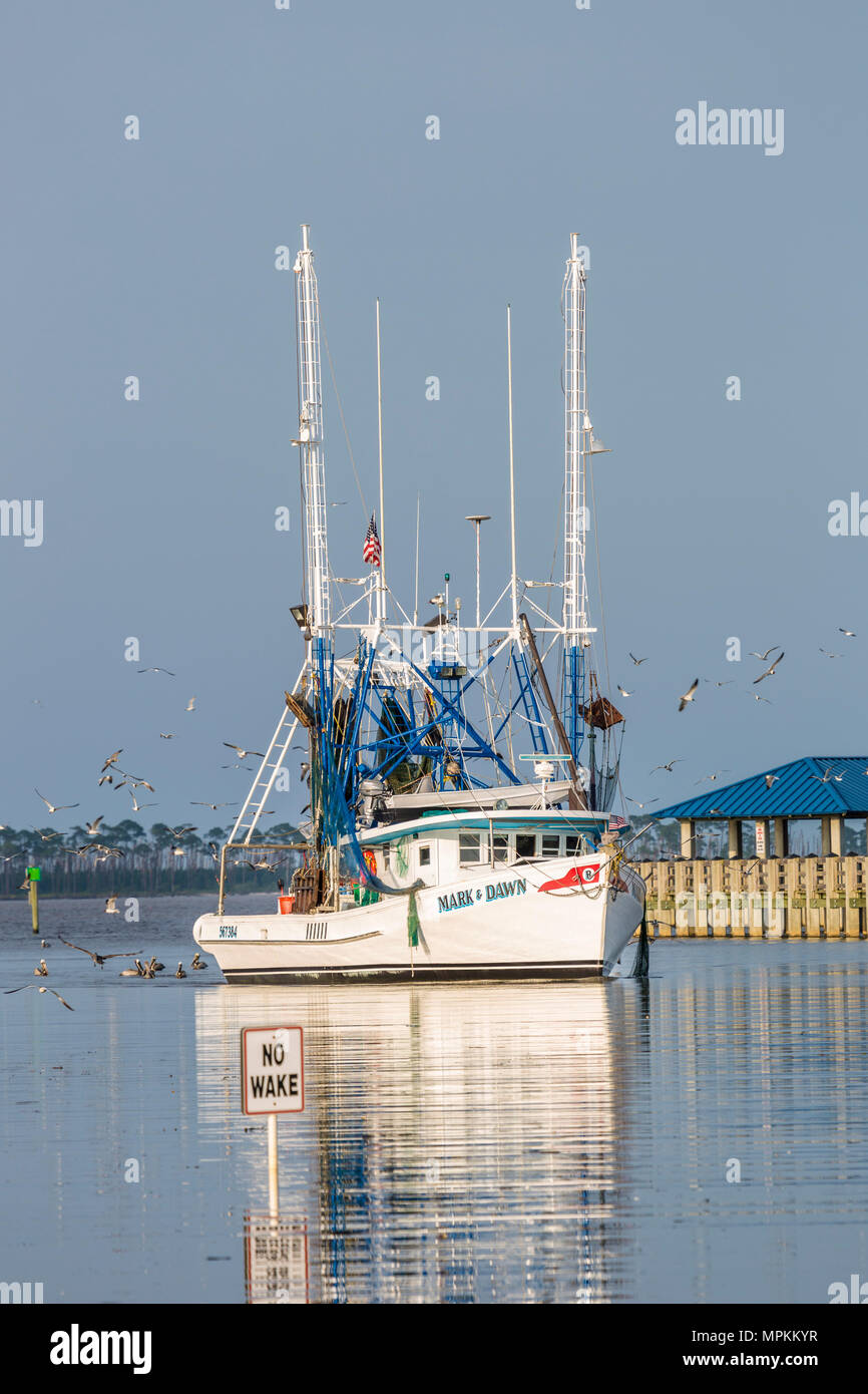 Barca da gamberetti entrando in porto a Ocean Springs Harbour, Mississippi Foto Stock