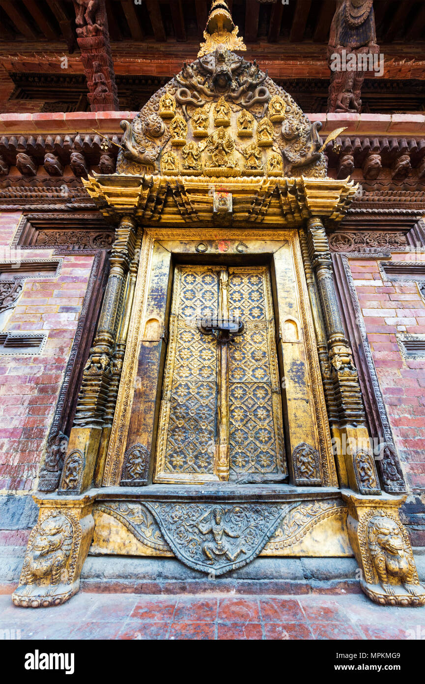 Porta d'oro, Mul Chowk, Hanuman Dhoka Royal Palace, Patan Durbar Square, Sito Patrimonio Mondiale dell'Unesco, la valle di Kathmandu, Lalitpur, Nepal, Asia Foto Stock