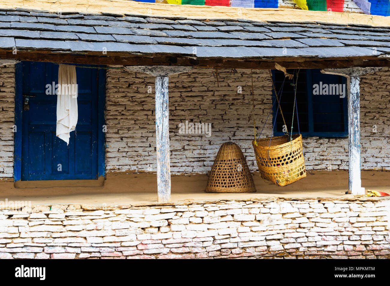 Culla appeso davanti a una casa, Dhampus villaggio di montagna, Nepal, Foto Stock