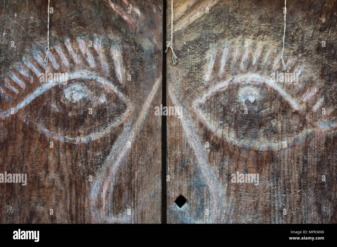 Scolpiti in legno porta con una faccia, Kirtipur, Nepal Foto Stock