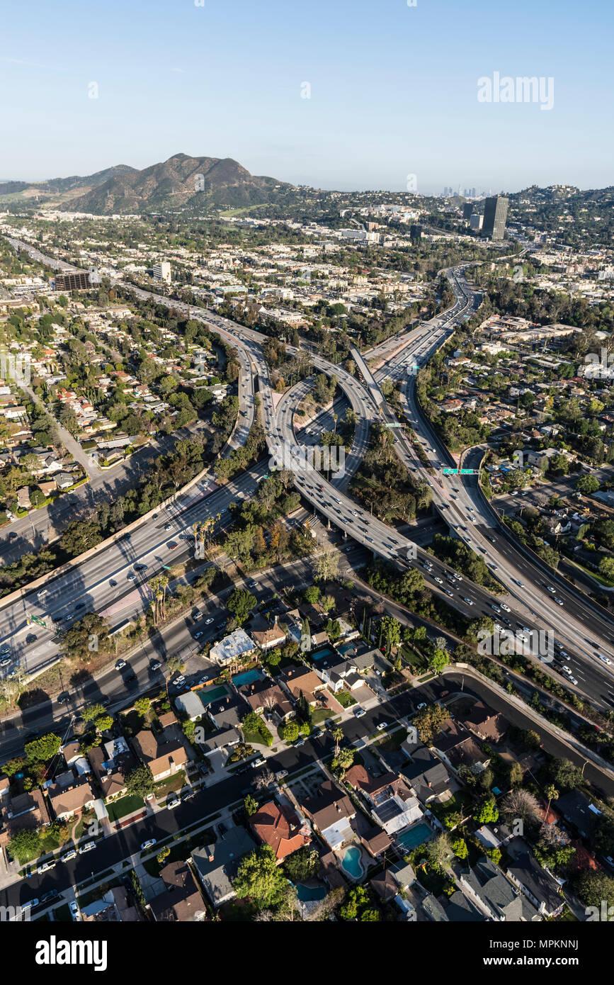 Antenna verticale vista di Hollywood 170 e Ventura 101 superstrade nella valle di San Fernando zona di Los Angeles, California. Foto Stock
