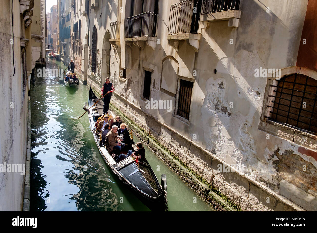 Gondole che stava trasportando i turisti sui canali di Venezia Foto Stock