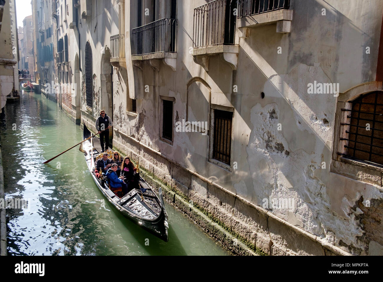 Gondole che stava trasportando i turisti sui canali di Venezia Foto Stock