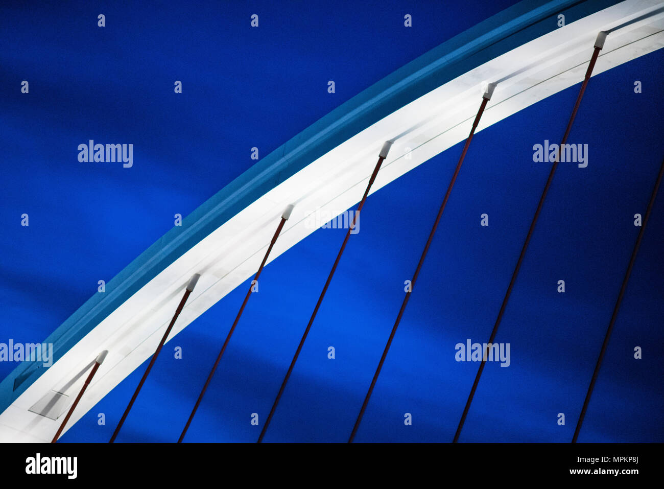 Dettaglio del ponte Barqueta, Siviglia, Spagna. Legato il ponte di arco progettato dagli ingegneri Juan José Arenas e Marcos Pantaleon, 1989-1992. Foto Stock