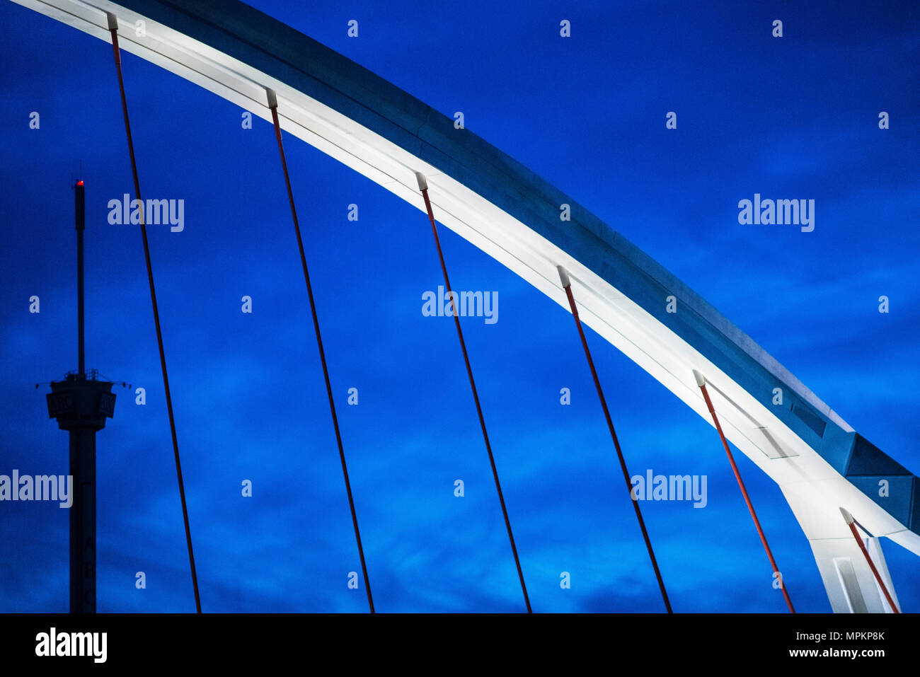 Dettaglio del ponte Barqueta, Siviglia, Spagna. Legato il ponte di arco progettato dagli ingegneri Juan José Arenas e Marcos Pantaleon, 1989-1992. Foto Stock