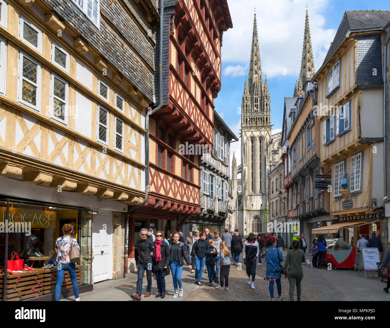 I negozi di Rue Kereon guardando verso la cattedrale, Quimper, Finisterre, Bretagna Francia Foto Stock