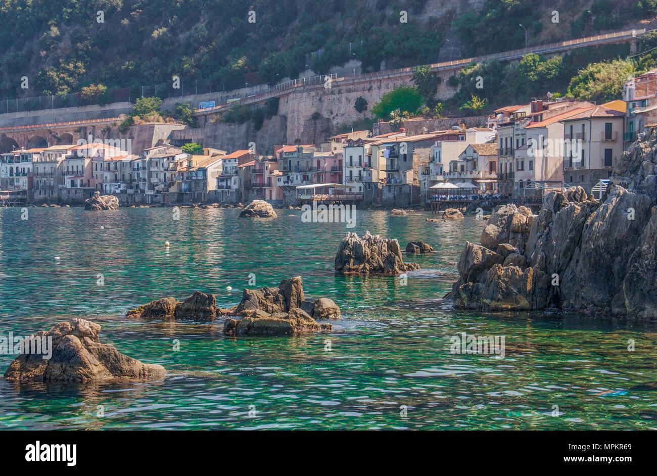 Posa in opera solo nella parte anteriore della Sicilia, Scilla è uno dei più splendidi villaggi sul mare d'Italia, con le sue spiagge, la Città Vecchia e il suo mare Foto Stock