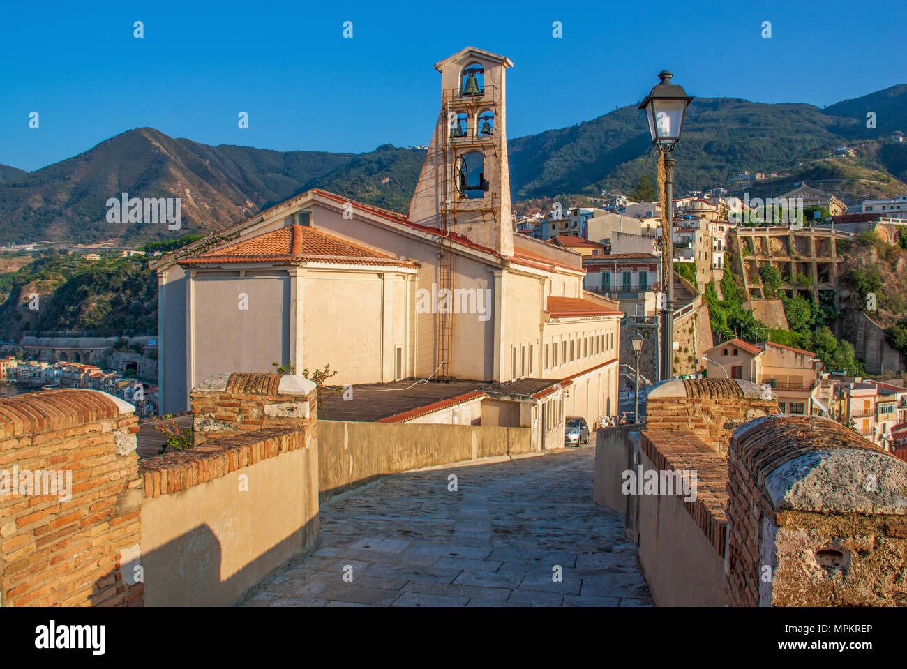 Posa in opera solo nella parte anteriore della Sicilia, Scilla è uno dei più splendidi villaggi sul mare d'Italia, con le sue spiagge, la Città Vecchia e il suo mare Foto Stock